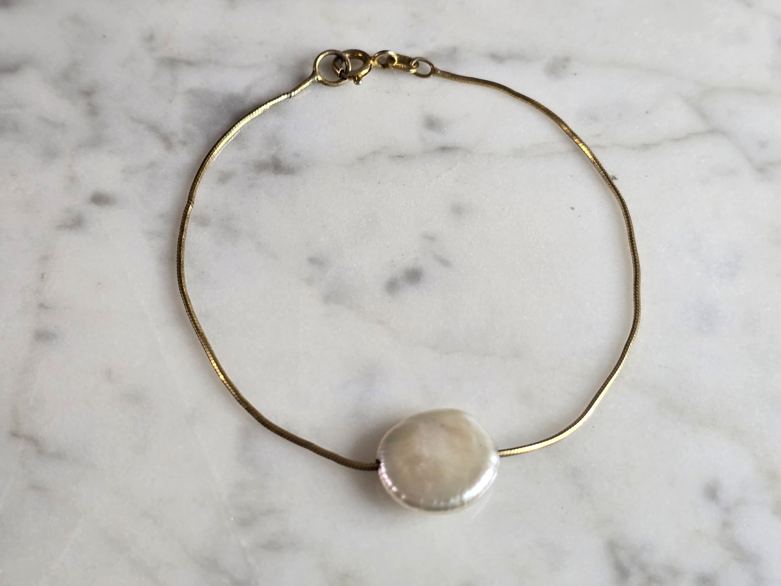 Womens Vintage Sterling Silver Gold Tone Abalone MOP Bracelet: A WOMENS VINTAGE ESTATE STERLING SILVER GOLD TONE ABALONE OR MOTHER OF PEARL BRACELET. NOT SURE IF STONE IS REAL OR MAN MADE. BRACELET MEASURES 6 3/4" LONG BY 1/2" WIDE AND WEIGHS 1.8g. THIS WOULD MAK