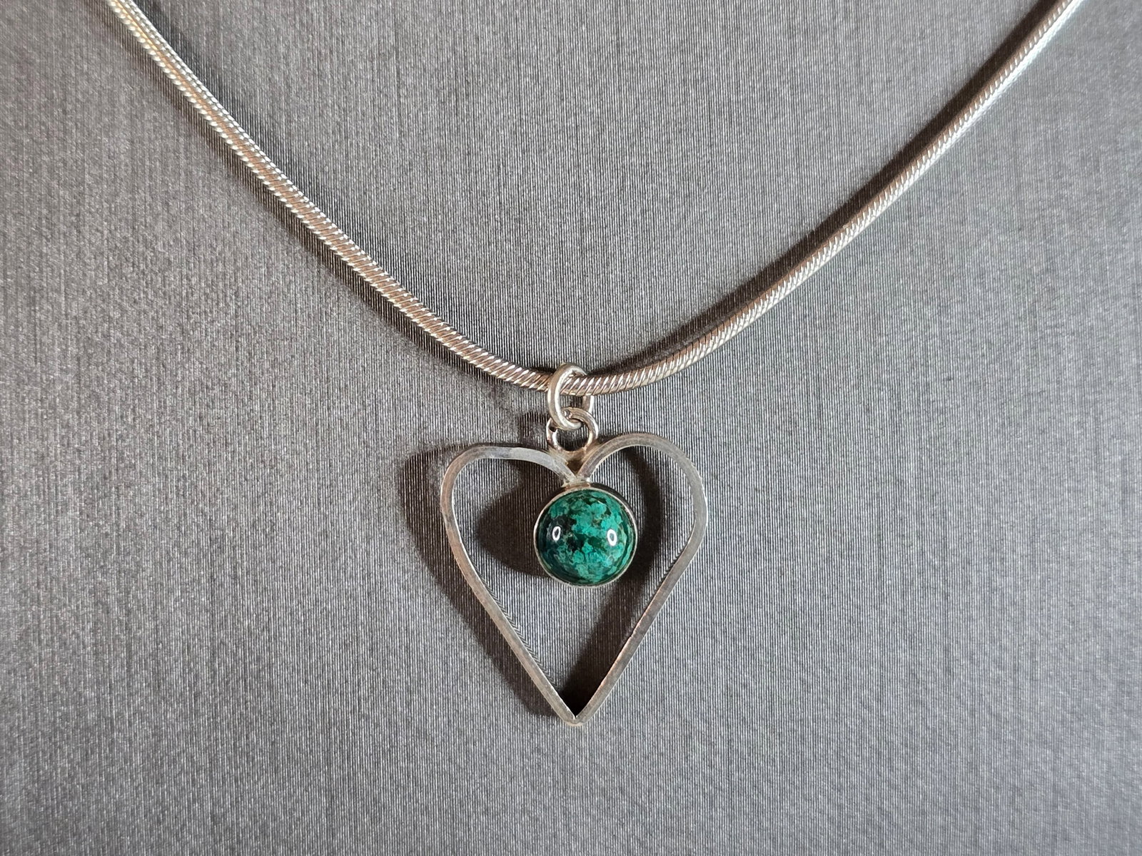 Womens Vintage Estate Heart Malachite Pendant W/ Necklace: A WOMENS VINTAGE ESTATE STERLING SILVER HEART MALACHITE PENDANT WITH NECKLACE . THE PENDANT MEASURES 1" LONG BY 3/4" WIDE, AND THE NECKLACE MEASURES 18"LONG. TOGETHER THEY WEIGH 10.0g. WOULD MAKE A GR