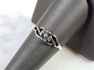 Womens Vintage Estate Sterling Silver Flower Ring