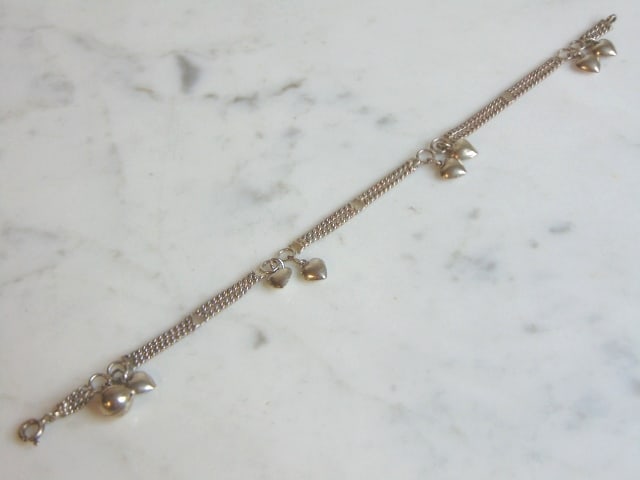Womens Sterling Silver Heart Charm Bracelet: FOR SALE IS THIS LOVELY WOMENS VINTAGE ESTATE STERLING SILVER HEART CHARM BRACELET. THE TOTAL WEIGHT IS 6.9g. THE BRACELET MEASURES 7 3/8" LONG BY 1/2"WIDE. ANY QUESTIONS PLEASE DO NOT HESITATE TO ASK