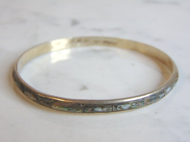 Womens Vintage Estate Sterling Silver Abalone Bracelet: A WOMENS VINTAGE ESTATE STERLING SILVER ABALONE BRACELET. THE BRACELET WEIGHS 11.5g AND MEASURES 1/4" WIDE. THE INNER CIRCUMFERENCE MEASURES ABOUT 8". MAKES A GREAT GIFT FOR THAT SOMEONE SPECIAL. IF A