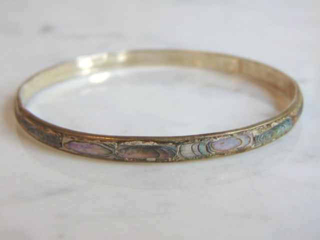 Womens Vintage Estate Sterling Silver Abalone Bracelet: A WOMENS VINTAGE ESTATE STERLING SILVER ABALONE BRACELET. THE BRACELET WEIGHS 7.2g AND MEASURES 1/4" WIDE. THE INNER CIRCUMFERENCE MEASURES ABOUT 8". MAKES A GREAT GIFT FOR THAT SOMEONE SPECIAL. IF AN