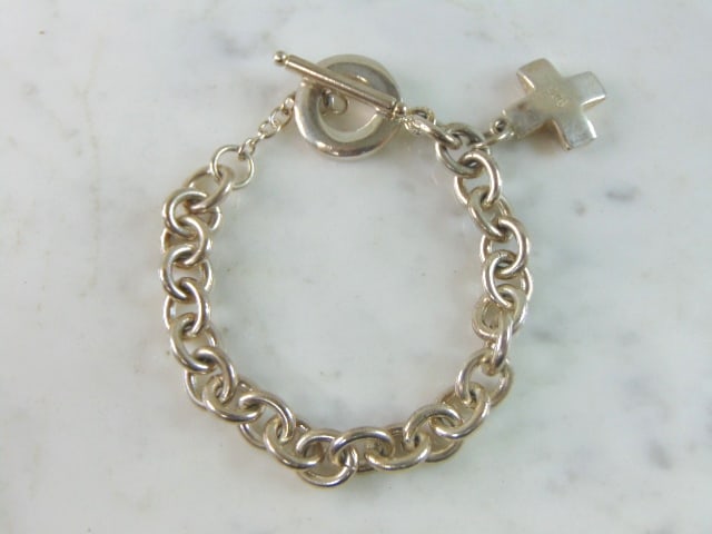 Womens Vintage Estate Sterling Silver Charm Bracelet: A WOMENS VINTAGE ESTATE STERLING SILVER CHARM BRACELET. BRACELET IS 8" LONG BY 3/8" WIDE, AND WEIGHS 31.6g. THIS WOULD MAKE A LOVELY GIFT FOR THAT SOMEONE SPECIAL. BE SURE TO CHECK OUT SOME OF MY OTHE