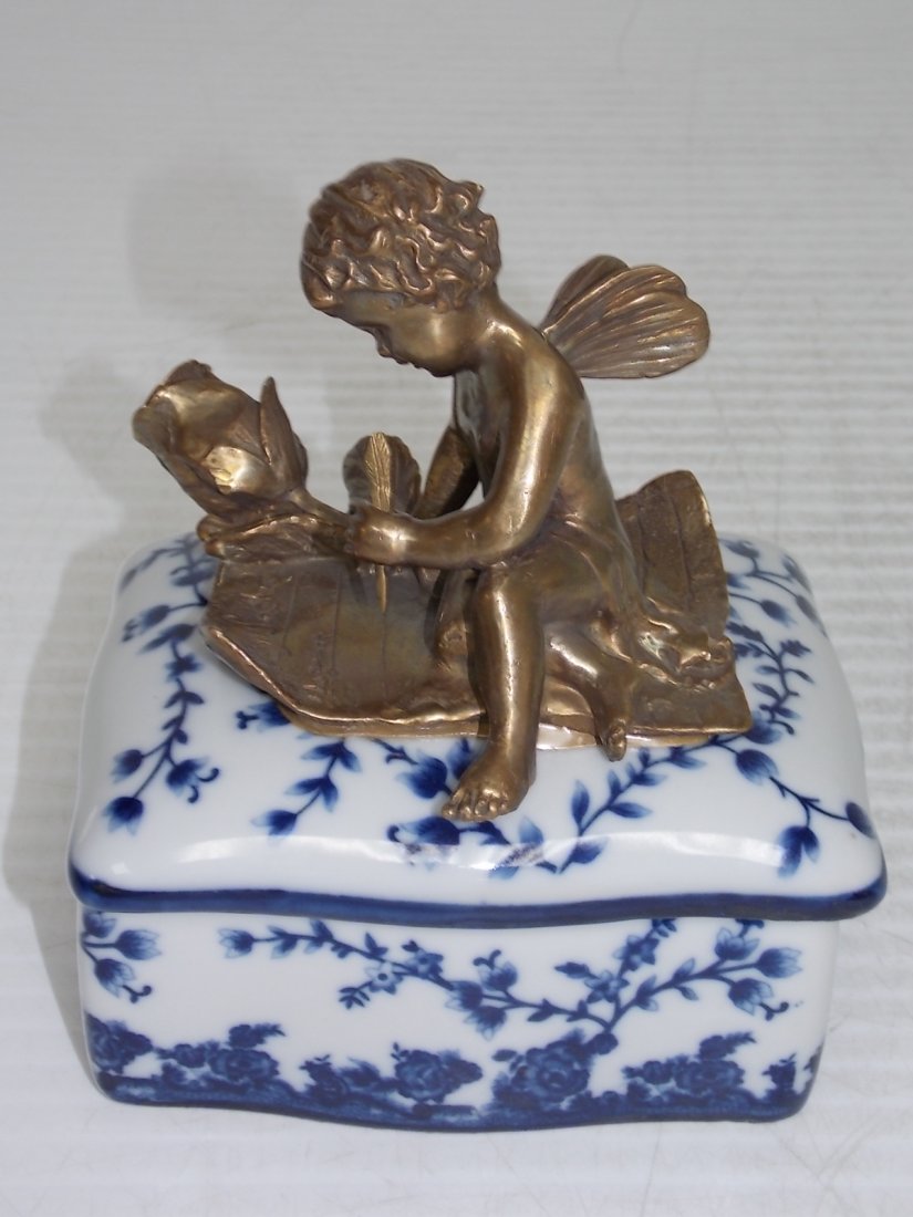 BLUE & WHITE VICTORIAN PORCELAIN & BRONZE VANITY BOX: A BLUE & WHITE VICTORIAN PORCELAIN & BRONZE VANITY BOX THE BOX MEASURES ABOUT 6" TALL BY 5 1/2" LONG BY 4" WIDF. SHIPPING AND HANDLING IS $20 WITHIN THE CONTINENTAL US. ALL OTHER STATES AND COUNTRIES 