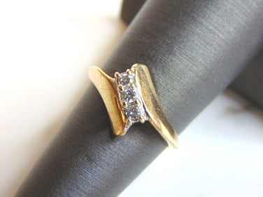 Women's Vintage Estate 10K Yellow Gold Ring w/ Diamonds