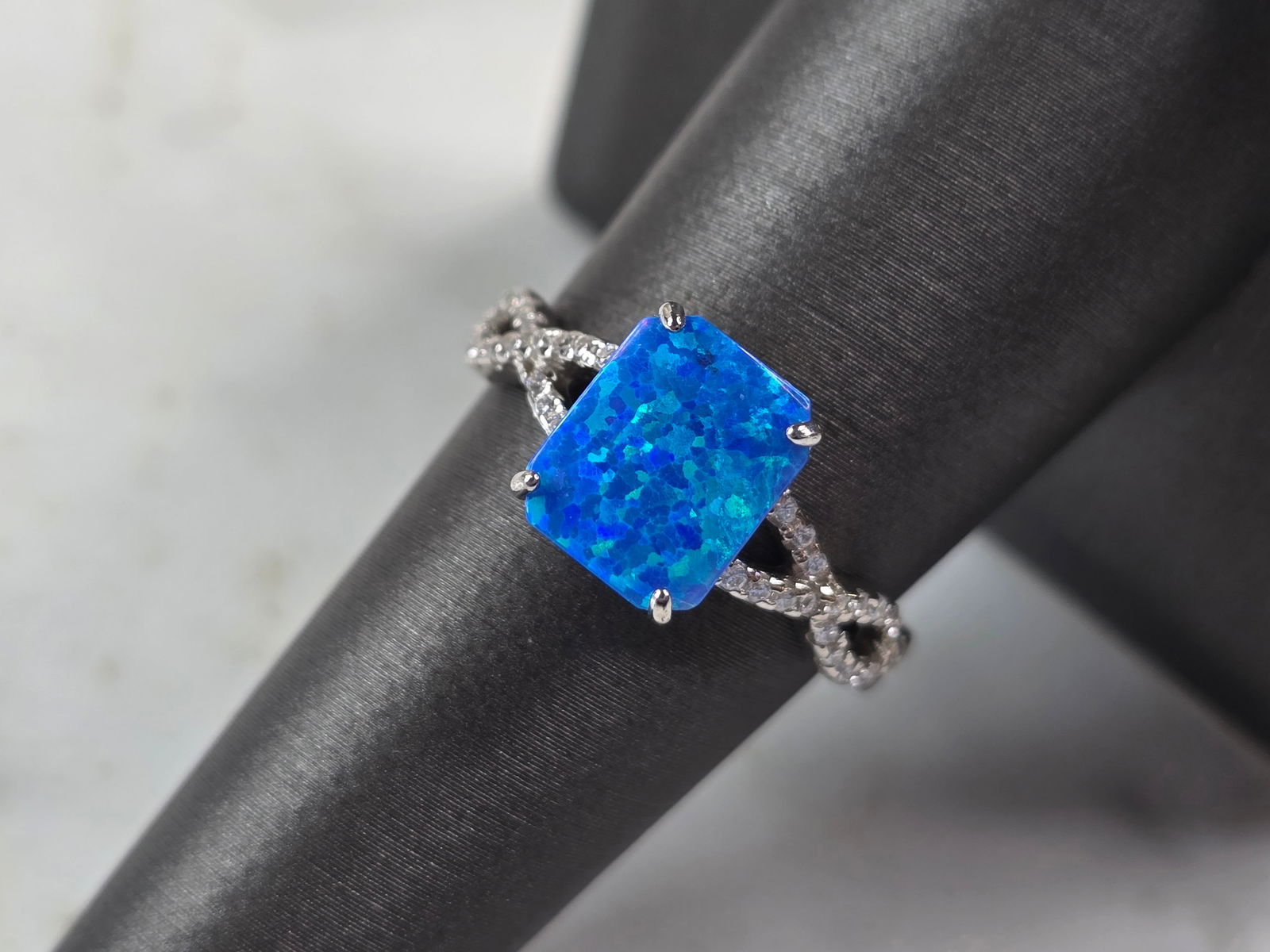 Womens Sterling Silver Modernist Opal Ring: A WOMENS STERLING SILVER MODERNIST OPAL RING. THE RING IS A SIZE 8.25, AND WEIGHS 2.4g. NOT SURE IF THE STONES ARE REAL OR MAN MADE. THE RING MAKES A BEAUTIFUL GIFT FOR THAT SOMEONE SPECIAL. ANY OTHER