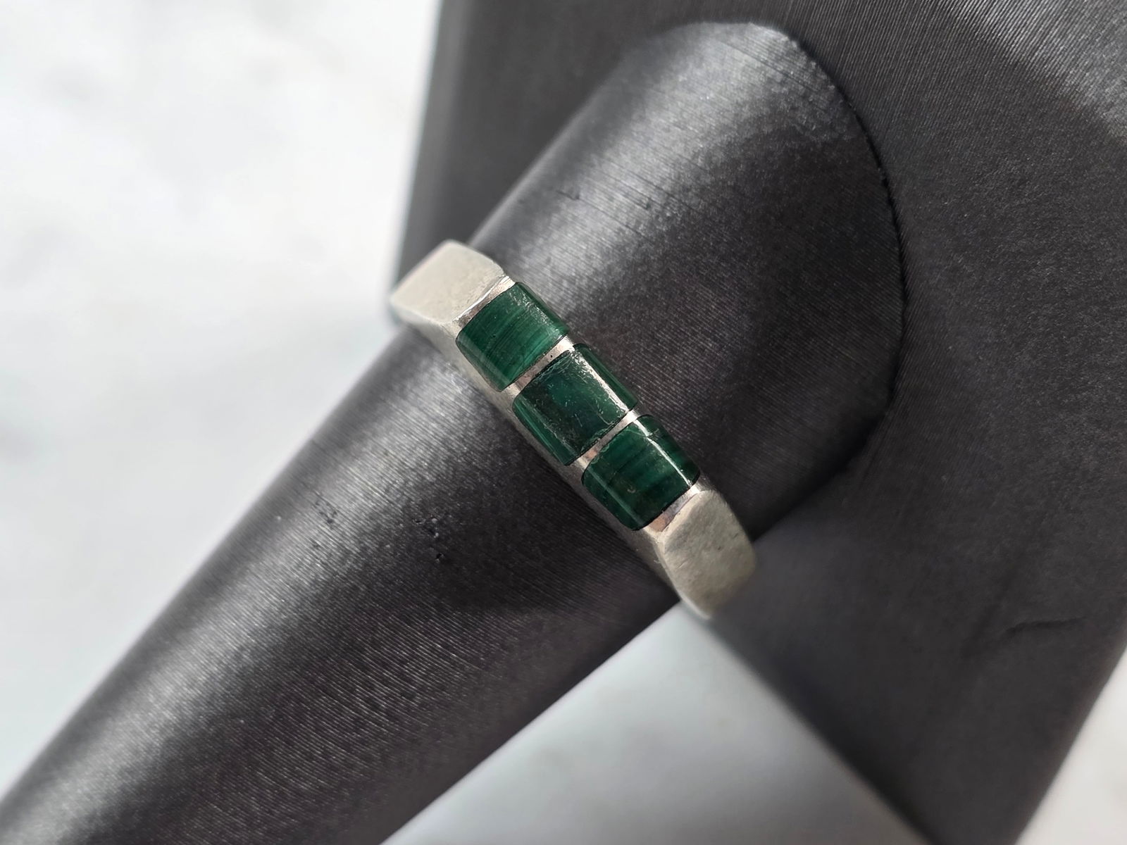 Vintage Estate Sterling Silver Malachite Ring: A VINTAGE ESTATE STERLING SILVER MALACHITE RING. NOT SURE IF STONE IS REAL OR MAN MADE. RING WEIGHS 7.0g. THE RING SIZE IS A 12.5. ANY QUESTIONS PLEASE DON'T HESITATE TO ASK. THIS MAKES A GREAT GIFT F