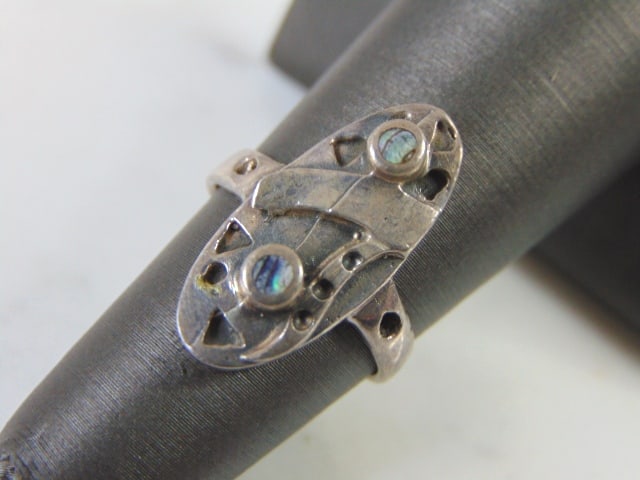 Sterling Silver Modern Abstract Abalone Ring: FOR SALE IS A LOVELY VINTAGE ESTATE STERLING SILVER RING WITH ABALONE INLAY. THE RING SIZE IS 8.0, AND WEIGHS 5.7g. THIS WOULD MAKE A NICE GIFT FOR THAT SOMEONE SPECIAL. ANY QUESTIONS, PLEASE DO NOT H