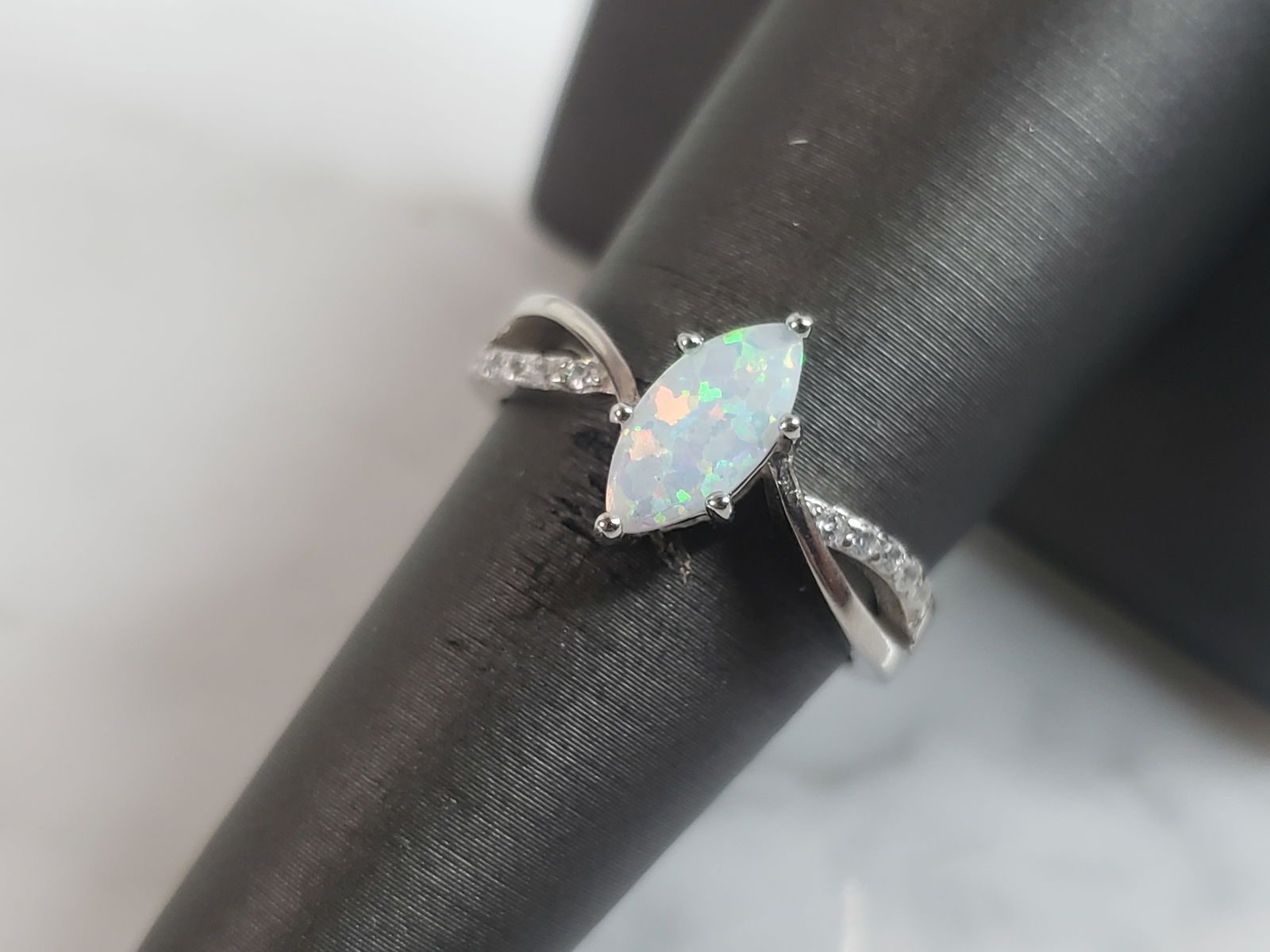 Womens Vintage Estate Sterling Silver Modernist Opal Ring: A WOMENS VINTAGE ESTATE STERLING SILVER MODERNIST OPAL RING. THE RING IS A SIZE 8.25, AND WEIGHS 2.6g. THE WIDTH OF THE RING IS 3/8". THE RING MAKES A BEAUTIFUL GIFT FOR THAT SOMEONE SPECIAL. ANY QUES