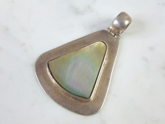 Womens Vintage Estate Sterling Silver Abalone Pendant: FOR SALE IS THIS WOMENS VINTAGE ESTATE STERLING SILVER ABALONE STONE PENDANT . NOT SURE IF STONE IS REAL OR MAN MADE. PENDANT WEIGHS 18.5g AND PENDANT MEASURES 2 1/4" LONG BY 1 1/2" WIDE. MAKES A GREA