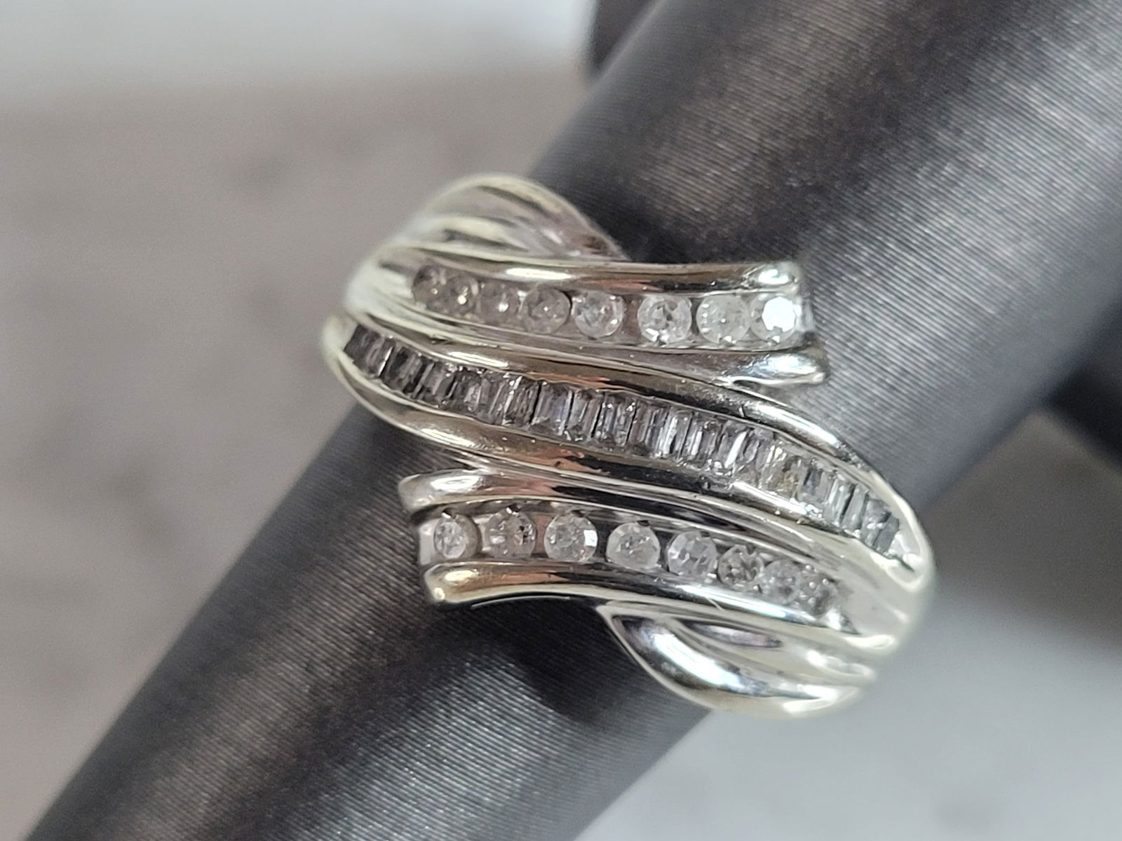 Womens Vintage Estate 10K White Gold Diamond Ring (1 of 5)