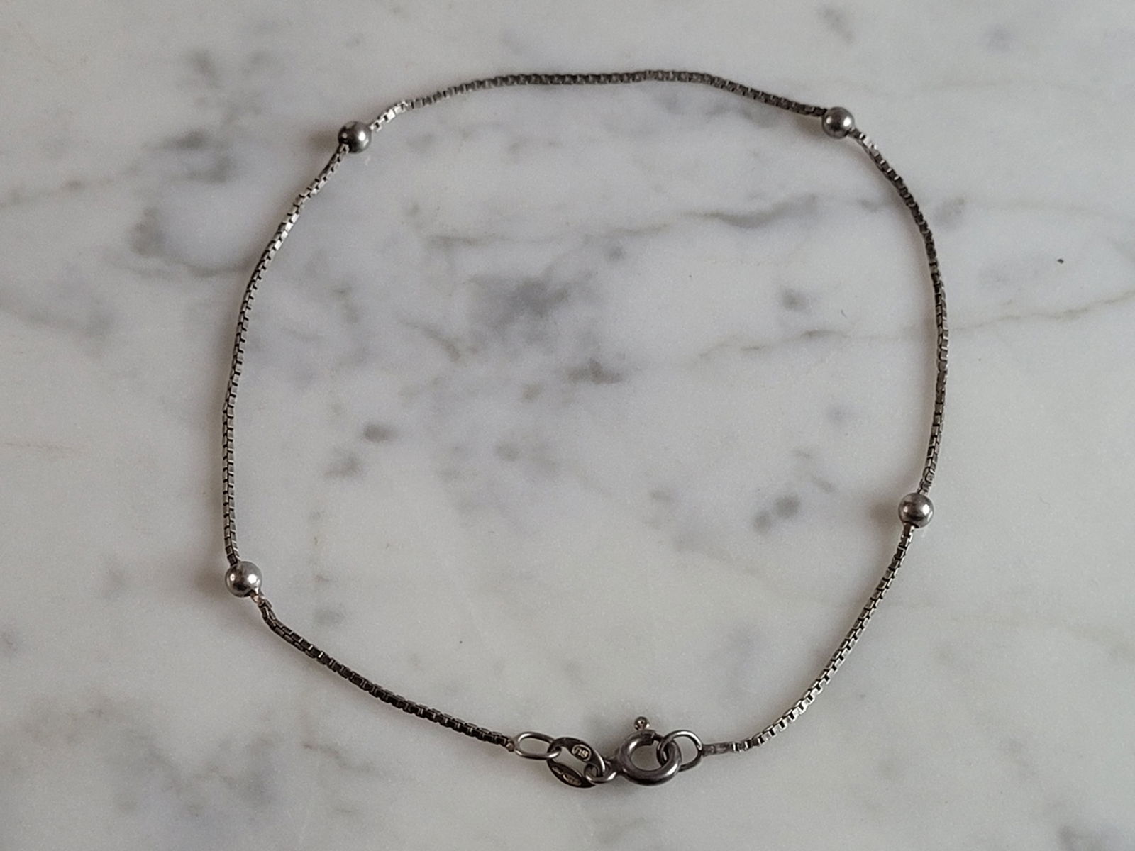 Womens Vintage Estate Sterling Silver Modernist Anklet: A LOVELY WOMENS VINTAGE ESTATE STERLING SILVER ANKLET. ANKLET MEASURES 9" LONG BY 1/16" WIDE AND WEIGHS 1.8g. THIS WOULD MAKE A LOVELY GIFT FOR THAT SOMEONE SPECIAL. ANY QUESTIONS, PLEASE DON'T HESITA