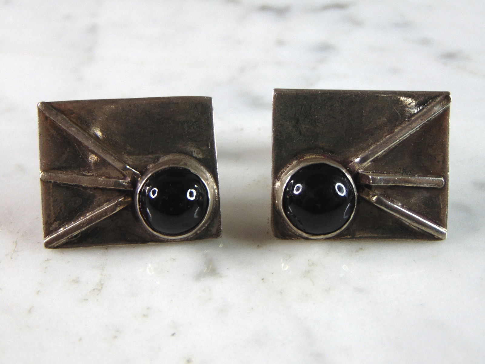 Mens Vintage Estate Sterling Silver Modernist Onyx Cufflinks: FOR SALE IS THIS MEN'S VINTAGE ESTATE STERLING SILVER MODERNIST ONYX CUFFLINKS. THE CUFFLINKS WEIGH 22.3g. THE FACE OF THE CUFFLINKS MEASURES 3/4" LONG BY 1" WIDE. ANY QUESTIONS PLEASE DO NOT HESITATE