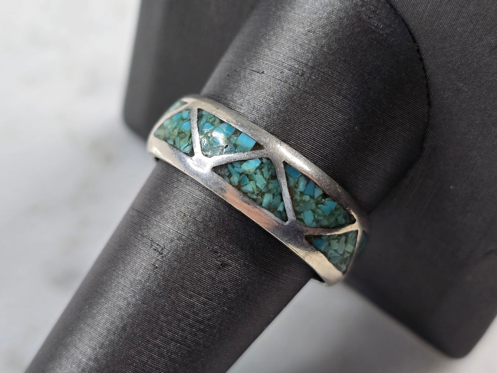 Mens Vintage Estate Sterling Silver Turquoise Modernist Band Ring: A MENS VINTAGE ESTATE STERLING SILVER TURQUOISE MODERNIST BAND RING. THE RING IS A SIZE 11.0, AND WEIGHS 5.3g. RING MEASURES 1/4" WIDE. RING IS NOT MARKED, BUT IT HAS BEEN TESTED AND IS GURANTEED TO B