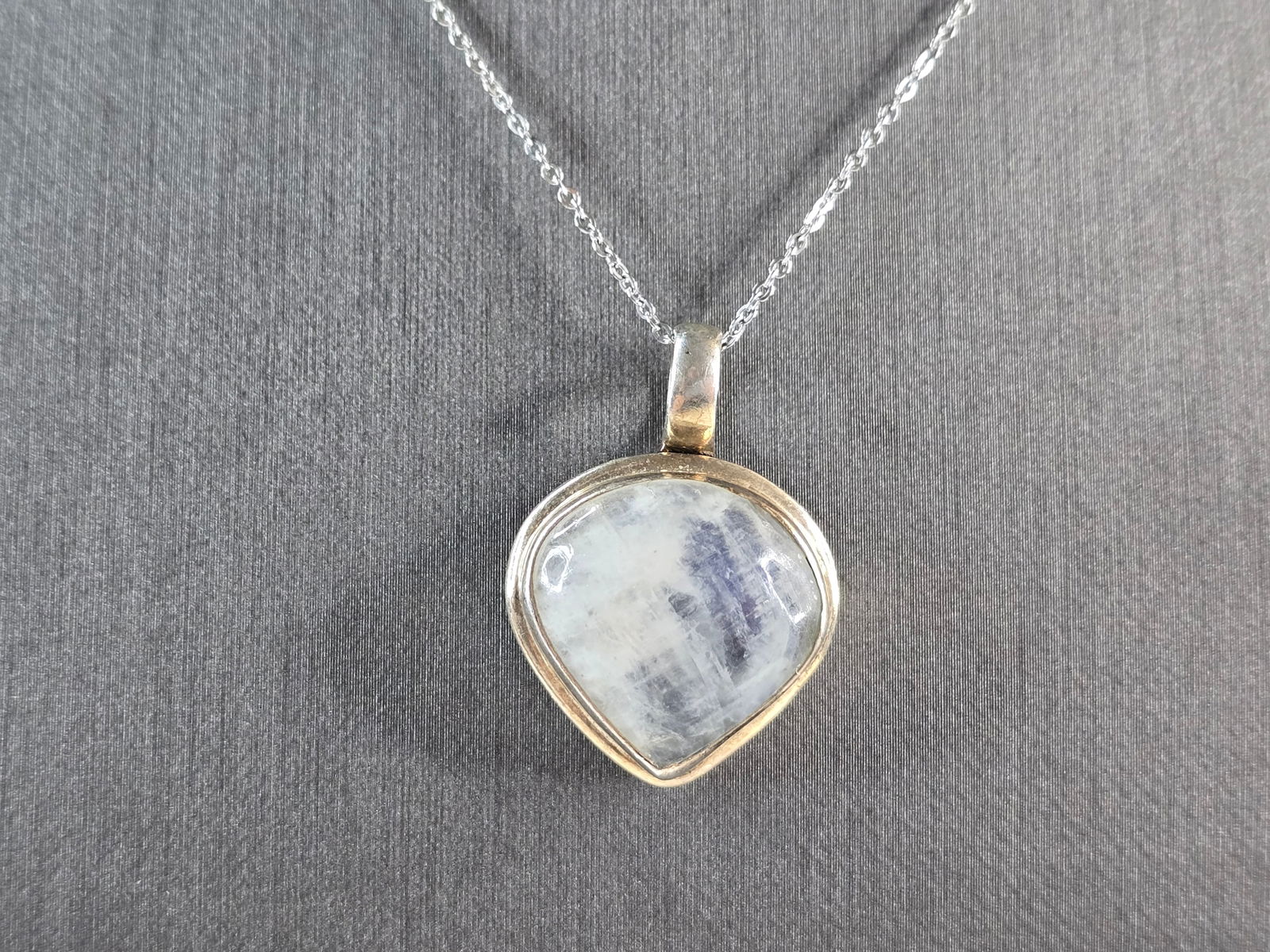 Womens Estate Sterling Silver Moonstone Pendant Necklace: A WOMENS VINTAGE ESTATE STERLING SILVER NECKLACE WITH WHAT APPEARS TO BE A MOONSTONE PENDANT. TOGETHEY THEY WEIGH 10.2g. NECKLACE MEASURES 18" LONG. PENDANT MEASURES 1 1/4" BY 3/4". THIS WOULD MAKE A