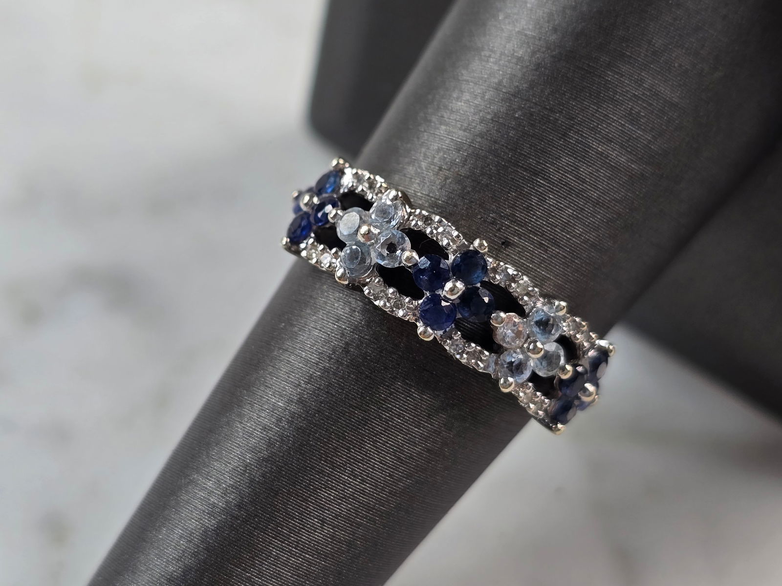 Womens Vintage Estate 14K White Gold Spinel Topaz & Diamond Ring: FOR SALE IS THIS VINTAGE ESTATE 14K WHITE GOLD SPINEL, TOPAZ & DIAMOND RING. THE RING IS A SIZE 8.0 AND WEIGHS 2.3g. THERE ARE 16 SMALL DIAMONDS IN THIS RING. THE WIDTH OF THE RING IS 1/4". RING IS NO