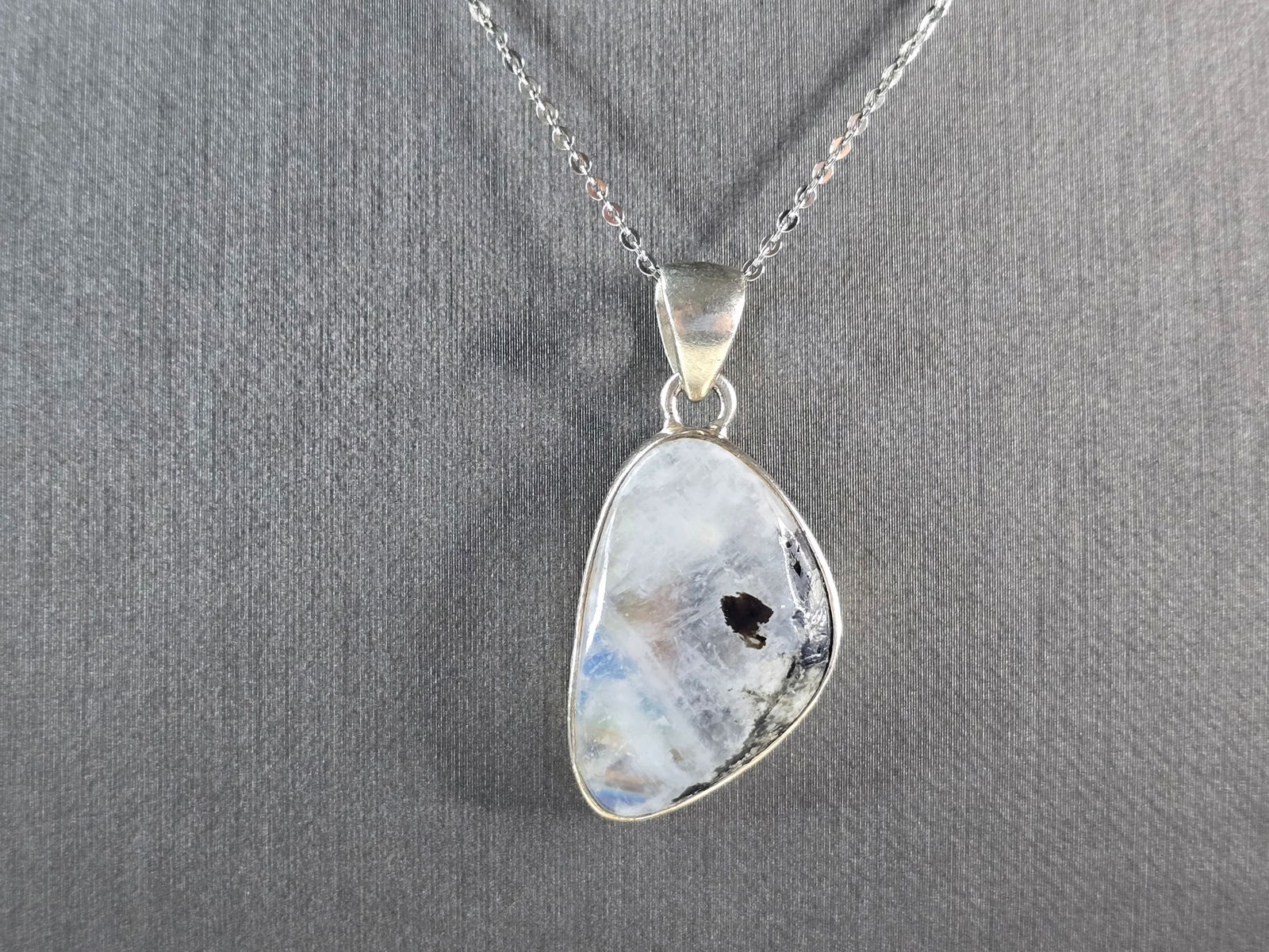 Womens Estate Sterling Silver Rainbow Moonstone Pendant Necklace: A WOMENS VINTAGE ESTATE STERLING SILVER NECKLACE WITH WHAT APPEARS TO BE A RAINBOW MOONSTONE PENDANT. TOGETHEY THEY WEIGH 8.8g. NECKLACE MEASURES 17 3/4" LONG. PENDANT MEASURES 1 3/8" BY 3/4". THIS WO