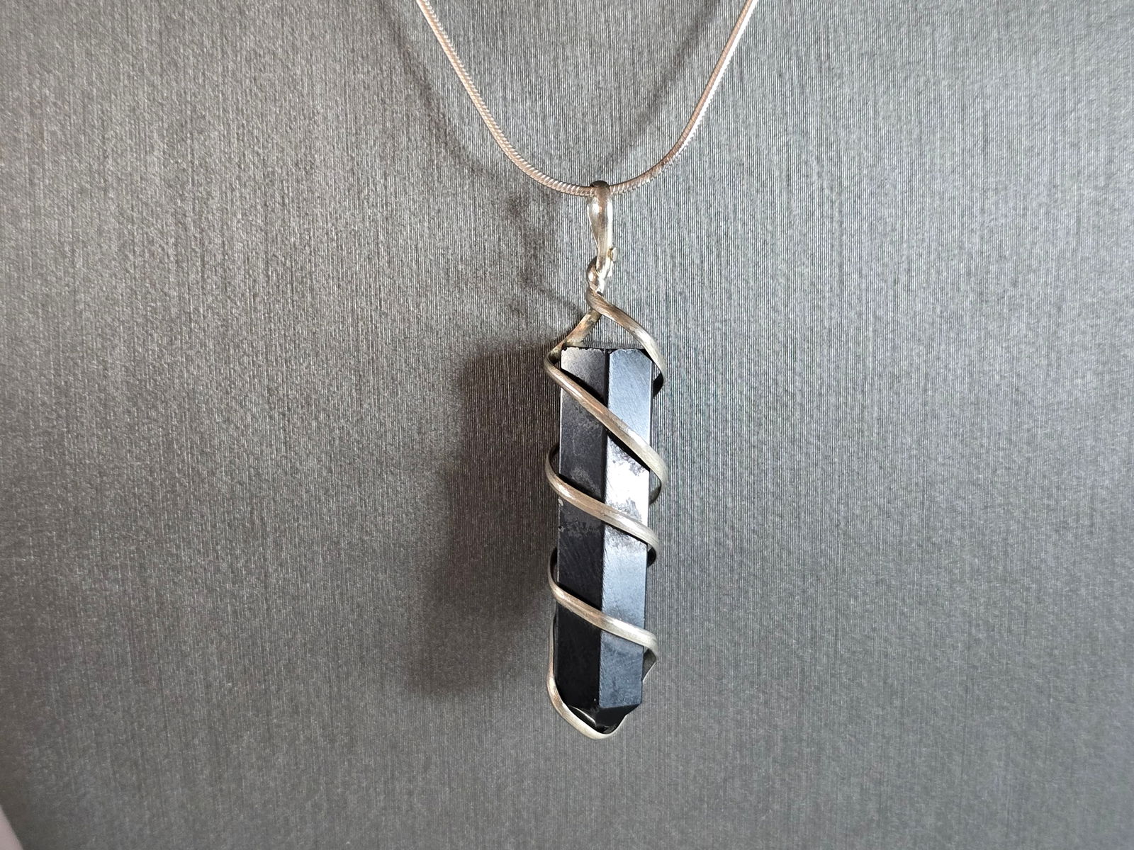 Womens Vintage Estate Sterling Silver Necklace w/ Prism Pendant: A WOMENS VINTAGE ESTATE STERLING SILVER NECKLACE WITH WHAT APPEARS TO BE AN ONYX COLORED PRISM PENDANT. NOT SURE IF REAL OR MAN MADE. TOGETHER THEY WEIGH 9.0g. THE NECKLACE MEASURES 16" LONG. THE PEND