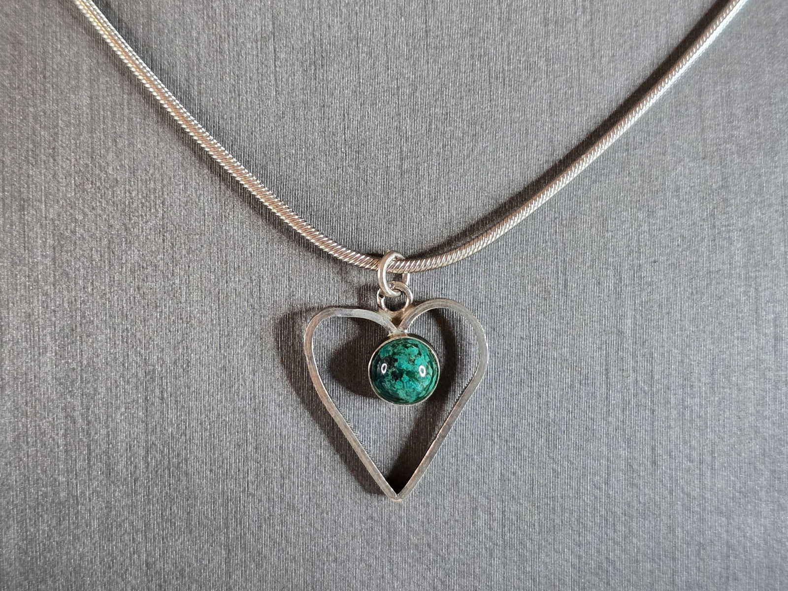 Womens Vintage Estate Heart Malachite Pendant W/ Necklace: A WOMENS VINTAGE ESTATE STERLING SILVER HEART MALACHITE PENDANT WITH NECKLACE . THE PENDANT MEASURES 1" LONG BY 3/4" WIDE, AND THE NECKLACE MEASURES 18"LONG. TOGETHER THEY WEIGH 10.0g. WOULD MAKE A GR
