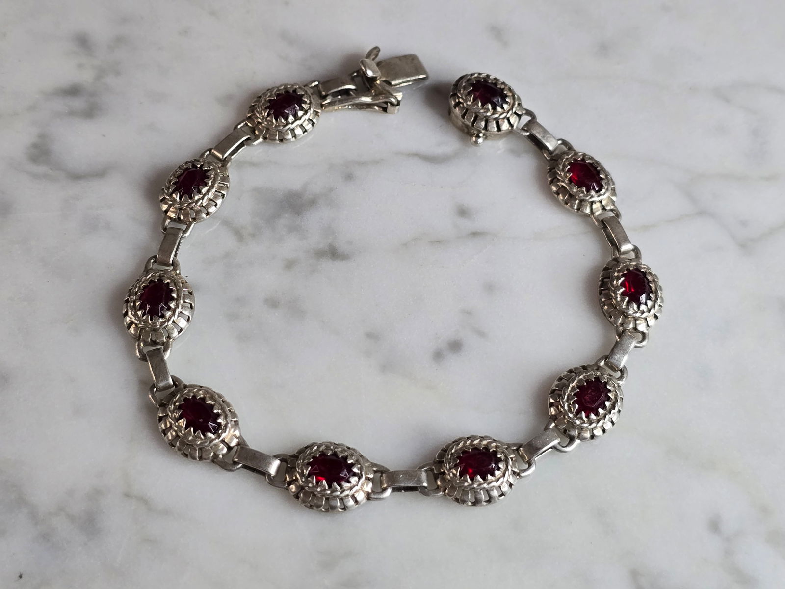 Womens Vintage Estate Sterling Silver Bracelet: A WOMENS VINTAGE ESTATE STERLING SILVER BRACELET. NOT SURE IF STONES ARE REAL OR MAN MADE. BRACELET MEASURES 7 1/2" LONG BY 3/8" WIDE AND WEIGHS 13.8g. THIS WOULD MAKE A LOVELY GIFT FOR THAT SOMEONE S