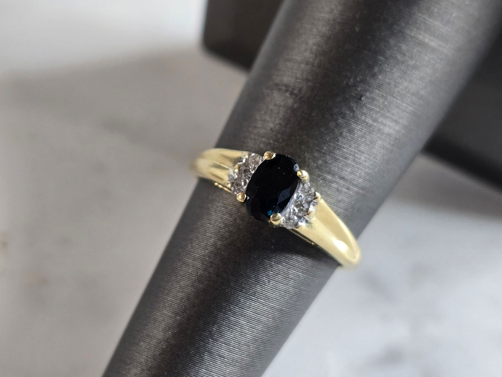 Womens Vintage Estate 14k Yellow Gold Diamond Spinel Ring: A WOMENS VINTAGE ESTATE 14K YELLOW GOLD DIAMOND & SPINEL RING. THE RING WEIGHS 2.4g AND IS A SIZE 6.0. THE WIDTH OF THE RING IS 1/4". RING IS MARKED "14K". STONE TESTED AS SPINEL. NOT SURE IF NATURAL