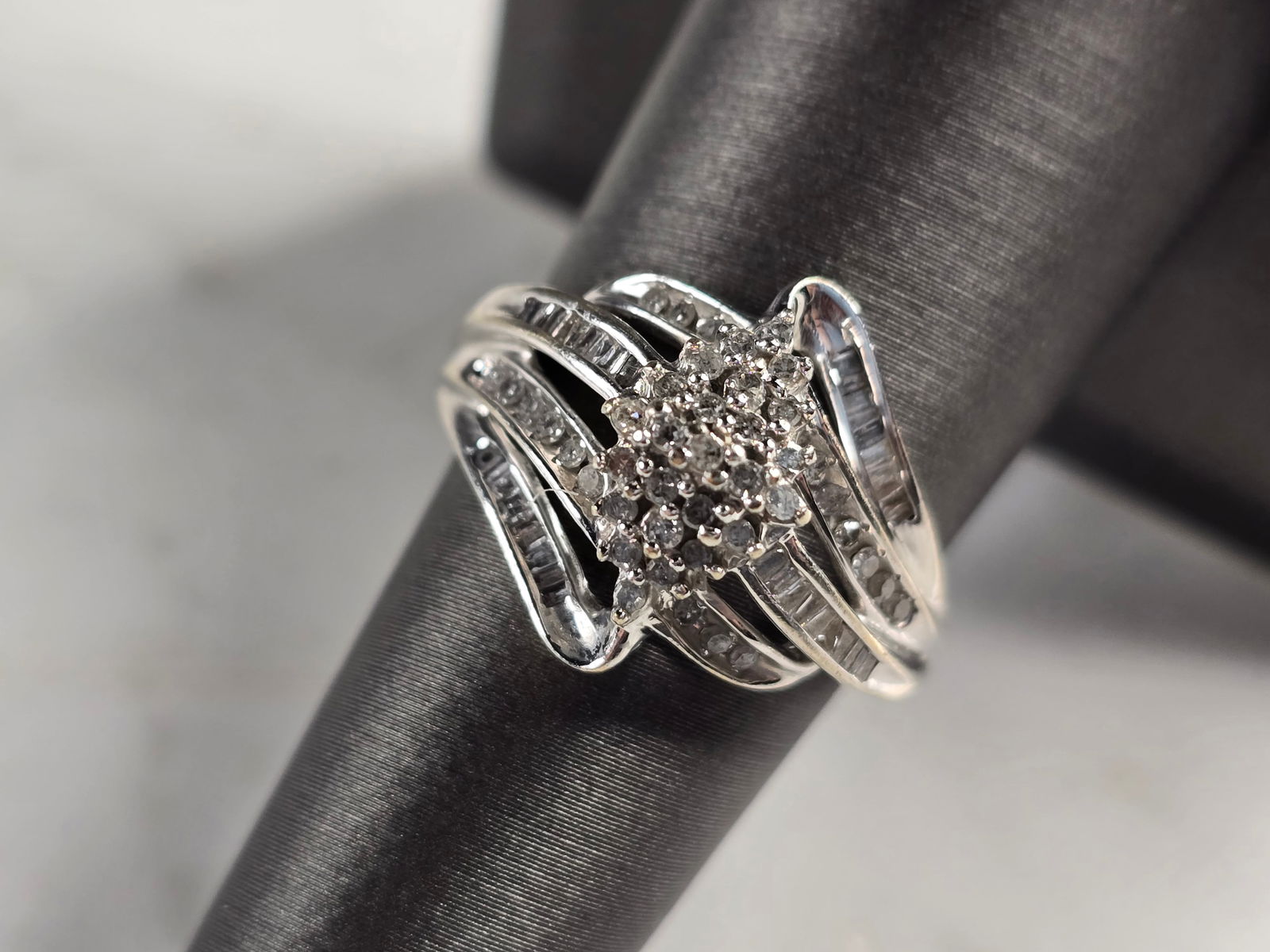 Womens Vintage Estate 10K White Gold Diamond Ring (1 of 6)