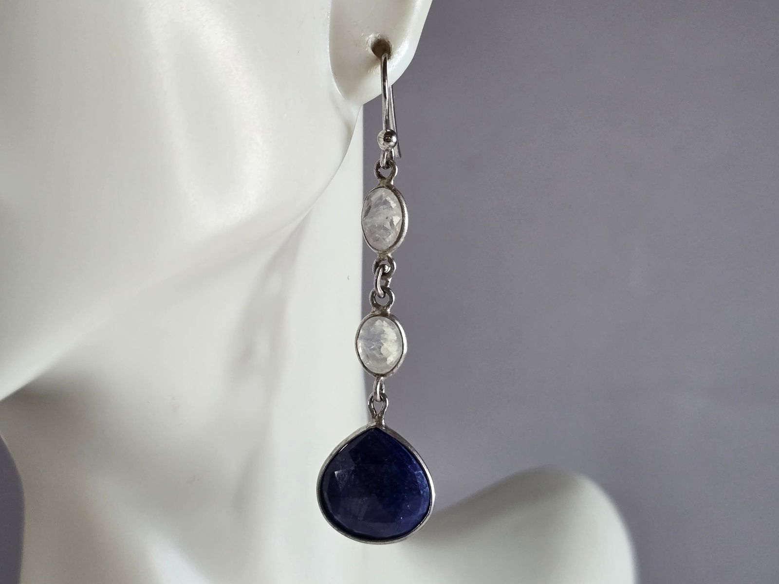 Pr Womens Sterling Silver Lapis Lazuli Moonstone Dangle Earrings: PAIR OF WOMENS VINTAGE ESTATE STERLING SILVER LAPIS LAZULI AND MOONSTONE DANGLE EARRINGS. EARRINGS MEASURE 2" LONG BY 1/2" WIDE. THE EARRINGS WEIGH 5.4g. MAKES A LOVELY GIFT FOR THAT SOMEONE SPECIAL.