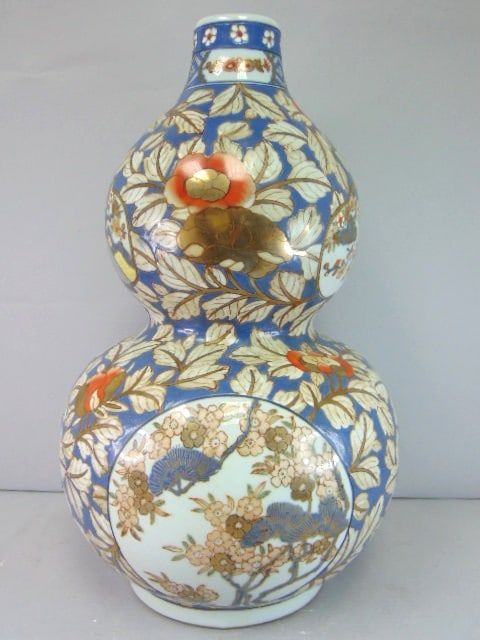 Hand Painted Imari Style Chinese Porcelain Vase: A BEAUTIFUL VINTAGE HAND PAINTED CHINESE PORCELAIN IMARI STYLE VASE THAT MEASURES ABOUT 18 1/2" TALL BY ABOUT 11" AT ITS WIDEST POINT. ANY QUESTIONS PLEASE DO NOT HESITATE TO ASK. BE SURE TO CHECK