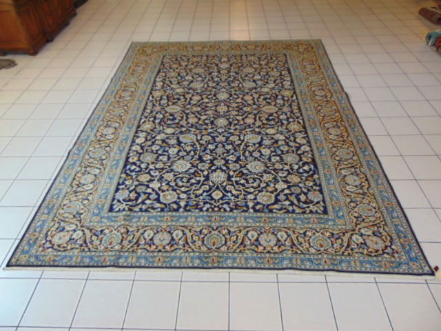 Vintage Estate Semi-Antique Handmade Esphahan Rug: A BEAUTIFUL VINTAGE ESTATE HANDMADE HANDKNOTTED SEMI-ANTIQUE MIDDLE EASTERN ESPHAHAN RUG THAT MEASURES 9' 3" BY 12' 6". RUG IS MADE FROM 100% WOOL. SHIPPING AND HANDLING IS $160 WITHIN THE