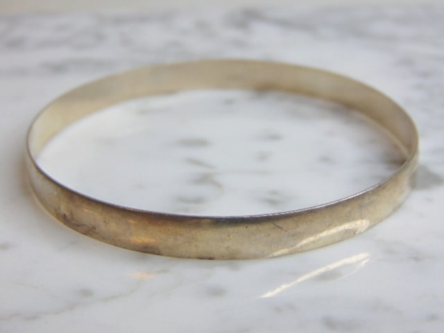 Womens Vintage Estate Sterling Silver Bracelet: FOR SALE IS A LOVELY VINTAGE ESTATE .925 STERLING SILVER BRACELET. BRACELET MEASURES 8" LONG BY 1/4" WIDE AND WEIGHS 11.6g. THIS WOULD MAKE A LOVELY GIFT FOR THAT SOMEONE SPECIAL. ANY QUESTIONS, PLEAS