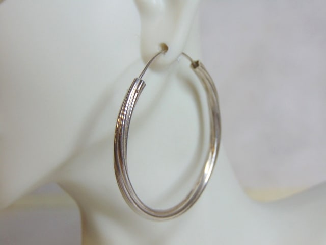 Pr Womens Vintage Estate Sterling Silver Hoop Earrings: FOR SALE ARE THESE LOVELY VINTAGE ESTATE STERLING SILVER HOOP EARRINGS. THE EARRINGS MEASURE ABOUT 1 3/4" IN DIAMETER AND WEIGHS 6.3g. ANY QUESTIONS PLEASE DO NOT HESITATE TO ASK. BE SURE TO CHECK OUT