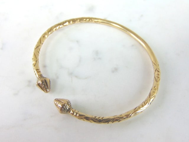 Vintage Estate 12K Yellow Gold Cuff Bracelet: A WOMEN'S OR MENS VINTAGE ESTATE 12K YELLOW GOLD CUFF BRACELET. THE INSIDE CIRCUMFERENCE OF THE BRACELET MEASURES ABOUT 7 1/4" AND ABOUT 1/8" WIDE. BRACELET WEIGHS 21.3g. BRACELET WAS TESTED BY EBAY A