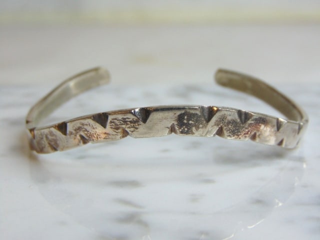 Womens Vintage Estate Sterling Silver Cuff Bracelet: FOR SALE IS A LOVELY VINTAGE ESTATE .925 STERLING SILVER CUFF BRACELET. BRACELET MEASURES 6 1/4" LONG BY 1/4" WIDE AND WEIGHS 13g. THIS WOULD MAKE A LOVELY GIFT FOR THAT SOMEONE SPECIAL. ANY QUESTIONS