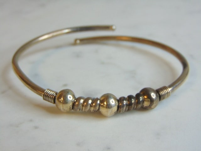 Womens Vintage Estate Sterling Silver Bracelet: FOR SALE IS THIS LOVELY VINTAGE ESTATE STERLING SILVER BRACELET. THE BRACELET MEASURES ABOUT 7 1/4" LONG BY 3/8" WIDE AND WEIGHS 11.7g. THIS WOULD MAKE A LOVELY GIFT. ANY OTHER QUESTIONS PLEASE ASK. B