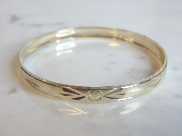 Womens Vintage Estate Sterling Silver Bracelet: A WOMENS VINTAGE ESTATE STERLING SILVER BRACELET. THE BRACELET WEIGHS 8.7g AND MEASURES 1/4" WIDE. THE INNER CIRCUMFERENCE MEASURES ABOUT 7 1/4".MAKES A GREAT GIFT FOR THAT SOMEONE SPECIAL. IF ANY QUE