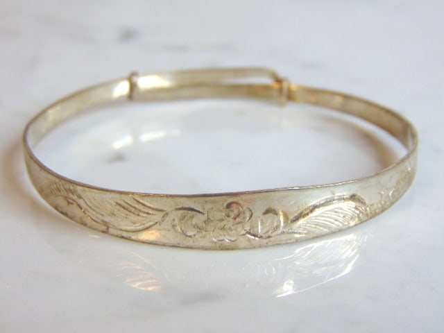 Womens Vintage Estate Sterling Silver Bracelet: A WOMENS VINTAGE ESTATE STERLING SILVER BRACELET. THE BRACELET WEIGHS 9.2g AND MEASURES 3/8" WIDE. THE INNER CIRCUMFERENCE MEASURES ABOUT 7 3/4". BRACELET CAN BE ADJUSTED FROM THE BACK. MAKES A GREAT