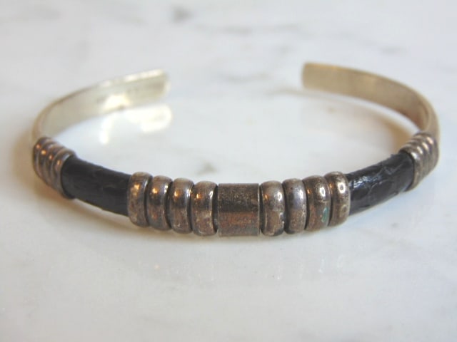 Womens Vintage Estate Sterling Silver Cuff Bracelet: A WOMENS VINTAGE ESTATE STERLING SILVER CUFF BRACELET. THE BRACELET WEIGHS 25g AND MEASURES 1/4" WIDE. THE INNER CIRCUMFERENCE MEASURES ABOUT 6". MAKES A GREAT GIFT FOR THAT SOMEONE SPECIAL. IF ANY QU