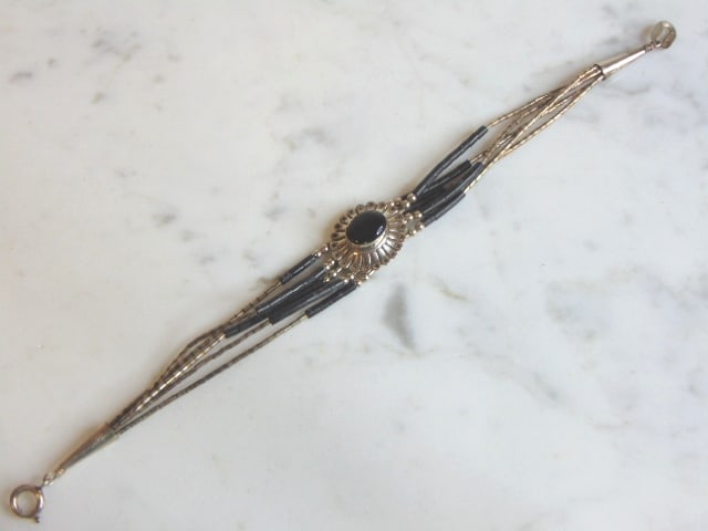 Womens Vintage Estate Sterling Silver Bracelet: FOR SALE IS A LOVELY VINTAGE ESTATE .925 STERLING SILVER BRACELET. BRACELET MEASURES 7 1/8" LONG BY 5/8" WIDE AND WEIGHS 5.9g. THIS WOULD MAKE A LOVELY GIFT FOR THAT SOMEONE SPECIAL. ANY QUESTIONS, PL