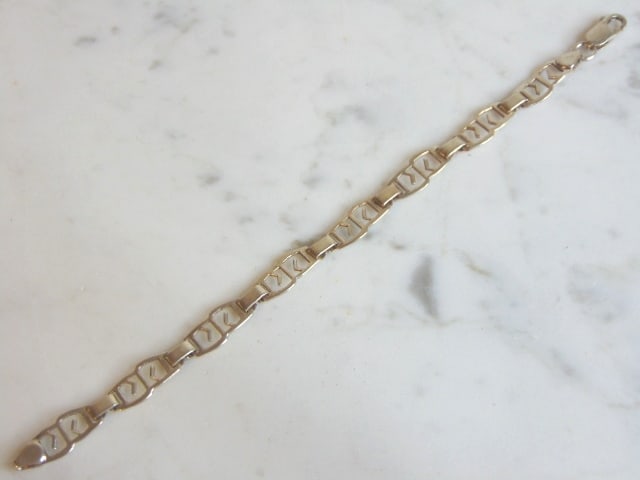 Womens Vintage Estate Sterling Silver Bracelet: FOR SALE IS A LOVELY VINTAGE ESTATE .925 STERLING SILVER BRACELET. BRACELET MEASURES 7" LONG BY 1/4" WIDE AND WEIGHS 7.1g. THIS WOULD MAKE A LOVELY GIFT FOR THAT SOMEONE SPECIAL. ANY QUESTIONS, PLEASE