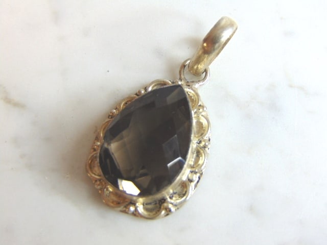 Womens Vintage Sterling Silver Smoky Quartz Pendant: FOR SALE IS THIS WOMENS VINTAGE ESTATE .925 STERLING SILVER SMOKY QUARTZ PENDANT . NOT SURE IF STONE IS REAL OR MAN MADE. PENDANT WEIGHS 8.0g AND PENDANT MEASURES 1 7/8" LONG BY 7/8" WIDE. MAKES A GRE