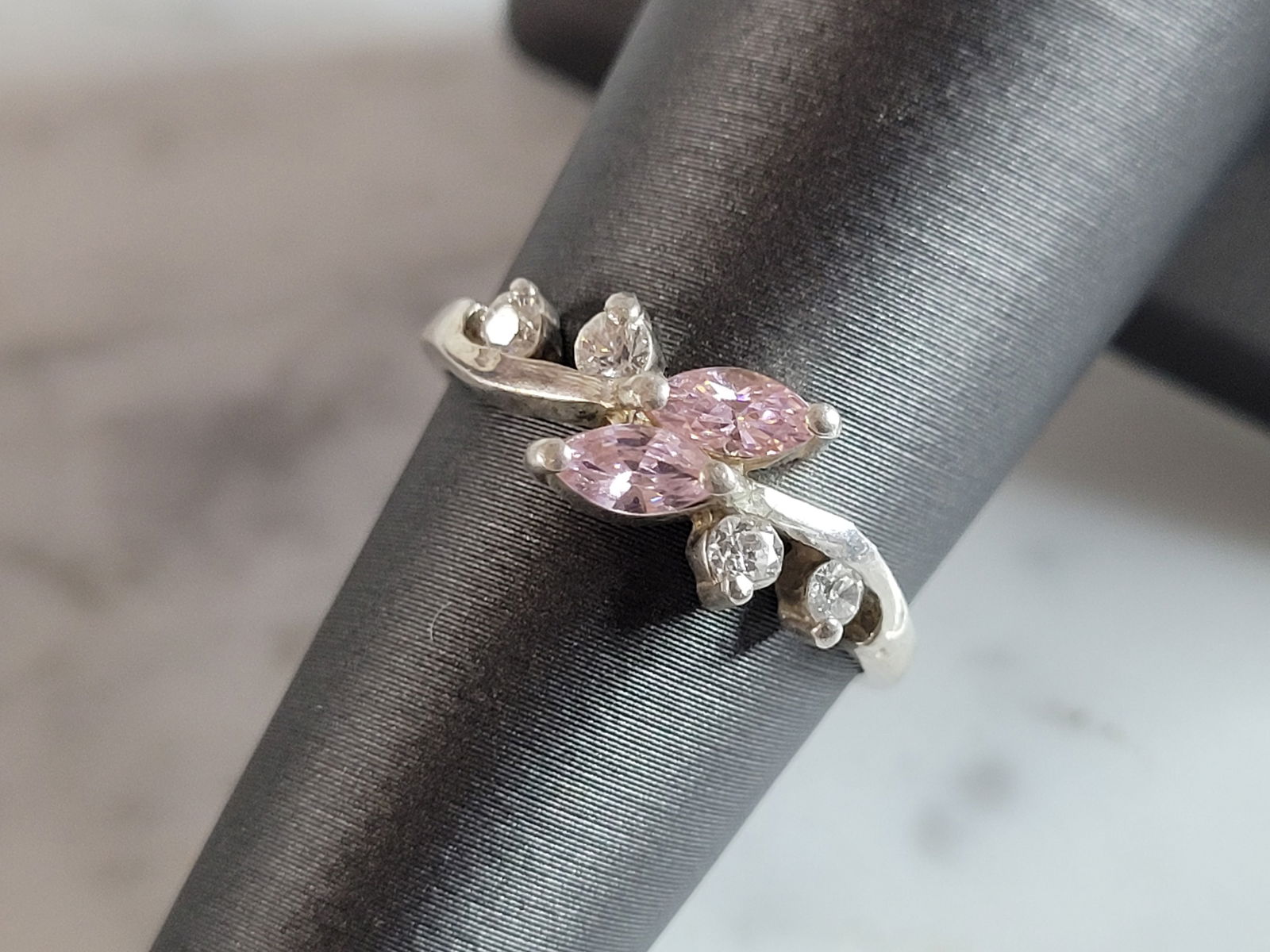 Womens Vintage Estate Sterling Silver Rose Quartz Flower Ring: A WOMENS VINTAGE ESTATE STERLING SILVER ROSE QUARTZ RING. THE TOTAL WEIGHT IS 2.2g, AND IS A SIZE 6.25. THE WIDTH OF THE RING IS 1/4". NOT SURE IF STONES ARE REAL OR MAN MADE. THIS RING WOULD MAKE A G