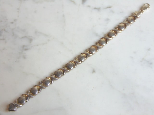 Womens Vintage Estate Sterling Silver Bracelet: FOR SALE IS A LOVELY WOMENS VINTAGE ESTATE STERLING SILVER BRACELET. BRACELET MEASURES 7" LONG BY 3/8" WIDE AND WEIGHS 13.2g. THIS WOULD MAKE A LOVELY GIFT FOR THAT SOMEONE SPECIAL. ANY QUESTIONS, PLE