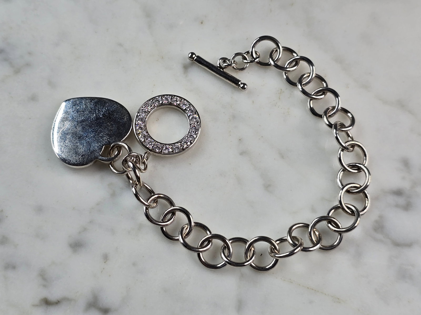 Womens Vintage Estate Sterling Silver Heart Charm Bracelet: A WOMENS VINTAGE ESTATE STERLING SILVER HEART CHARM BRACELET. BRACELET MEASURES 7" LONG BY 1/4" WIDE AND WEIGHS 23.2g. THIS WOULD MAKE A LOVELY GIFT FOR THAT SOMEONE SPECIAL. ANY QUESTIONS, PLEASE DON