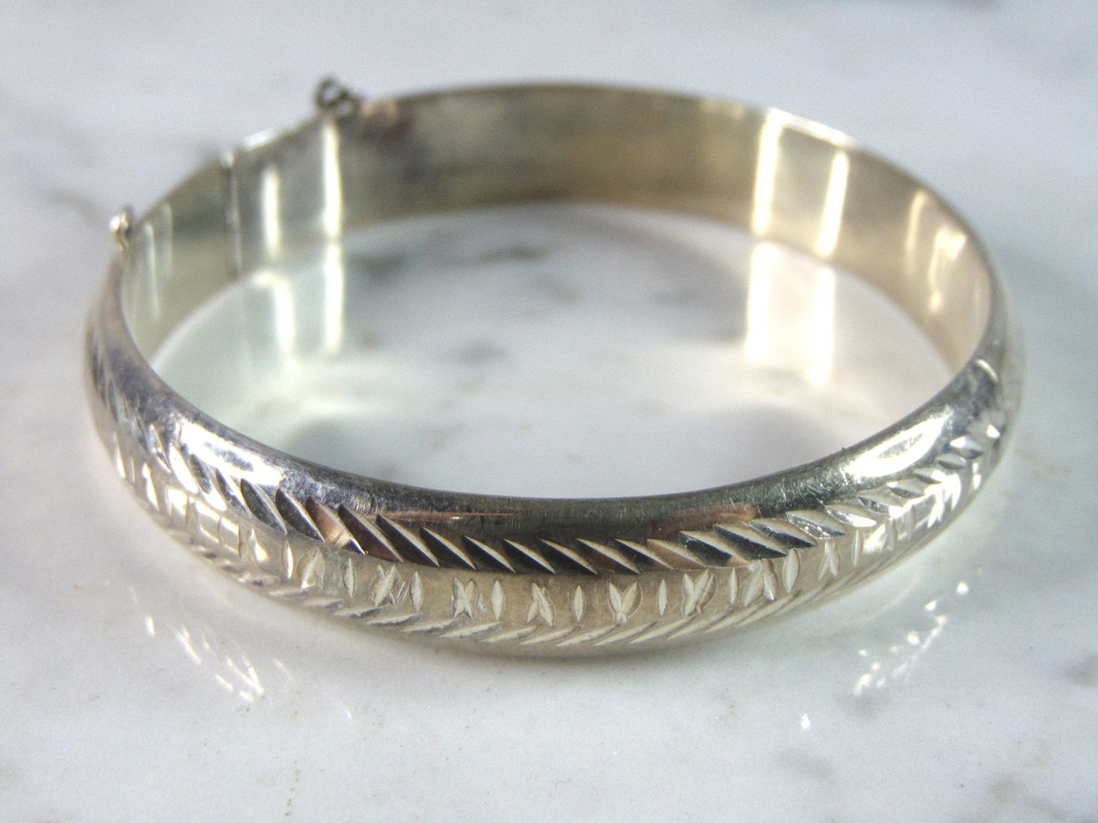 Womens Vintage Estate Sterling Silver Etched Bangle Bracelet: FOR SALE IS THIS LOVELY VINTAGE ESTATE STERLING SILVER ETCHED BANGLE BRACELET. THE BRACELET MEASURES ABOUT 1/2" WIDE AND WEIGHS 16.1g. THE CIRCUMFERENCE OF THE BRACELET MEASURES 7 1/4". THIS WOULD MAK