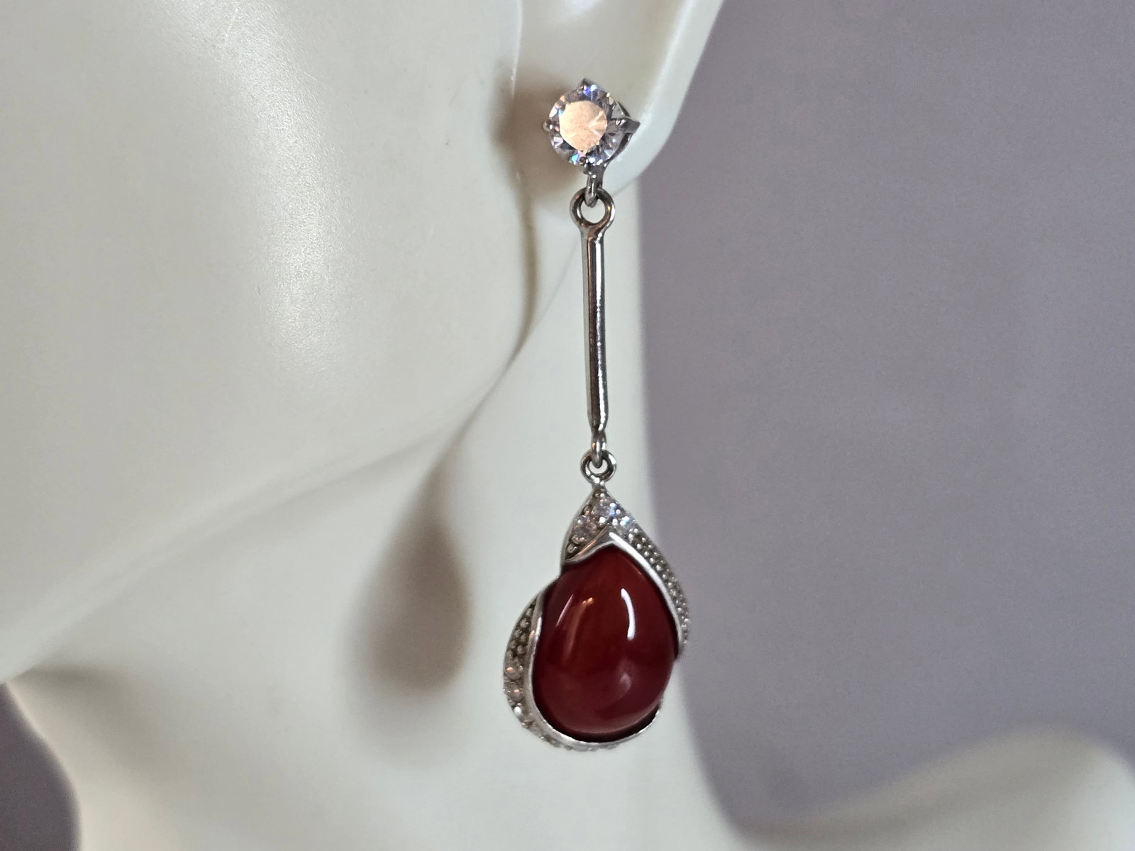 Womens Vintage Estate Sterling Silver Carnelian CZ Earrings: A PAIR OF WOMENS VINTAGE ESTATE STERLING SILVER EARRINGS WITH WHAT APPEARS TO BE CARNELIAN AND CZ STONES. THE EARRINGS WEIGH 6.4g AND MEASURE 1 3/4" BY 1/2". NOT SURE IF THE STONES ARE NATURAL OR MAN 