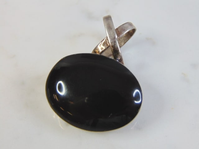 Womens Vintage Estate Sterling Silver Marcasite Pendant: A VINTAGE ESTATE WOMENS .925 STERLING SILVER MARCASITE PENDANT. THE PENDANT MEASURES 1 1/2" LONG BY 1 1/4" WIDE AND WEIGHS 14.1g. THIS WOULD MAKE A LOVELY GIFT FOR THAT SOMEONE SPECIAL. ANY OTHER QUES