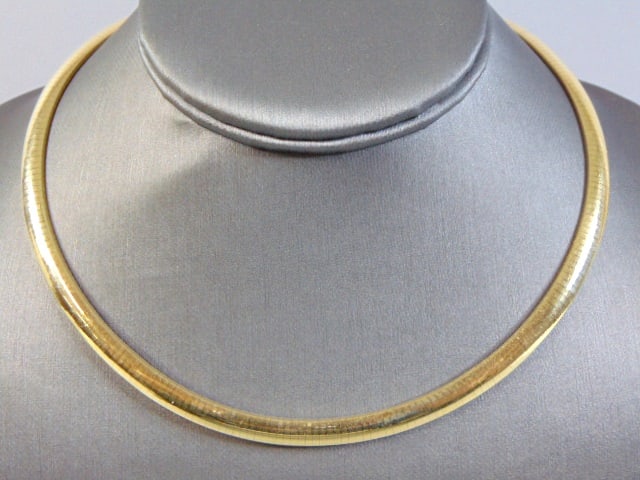 Womens Vintage 14K Yellow Gold Italian Choker Necklace: FOR SALE IS THIS LOVELY VINTAGE 14K YELLOW GOLD ITALIAN CHOKER NECKLACE. THE TOTAL WEIGHT IS 37.3g. THE NECKLACE MEASURES ABOUT 16" LONG BY ABOUT 1/4" WIDE. NECKLACE IS MARKED 14K, ITALY. ANY QUESTION