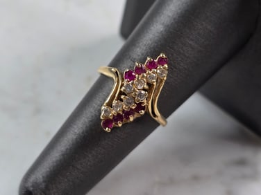 Women's Vintage Estate 10k Gold Diamond & Garnet Ring