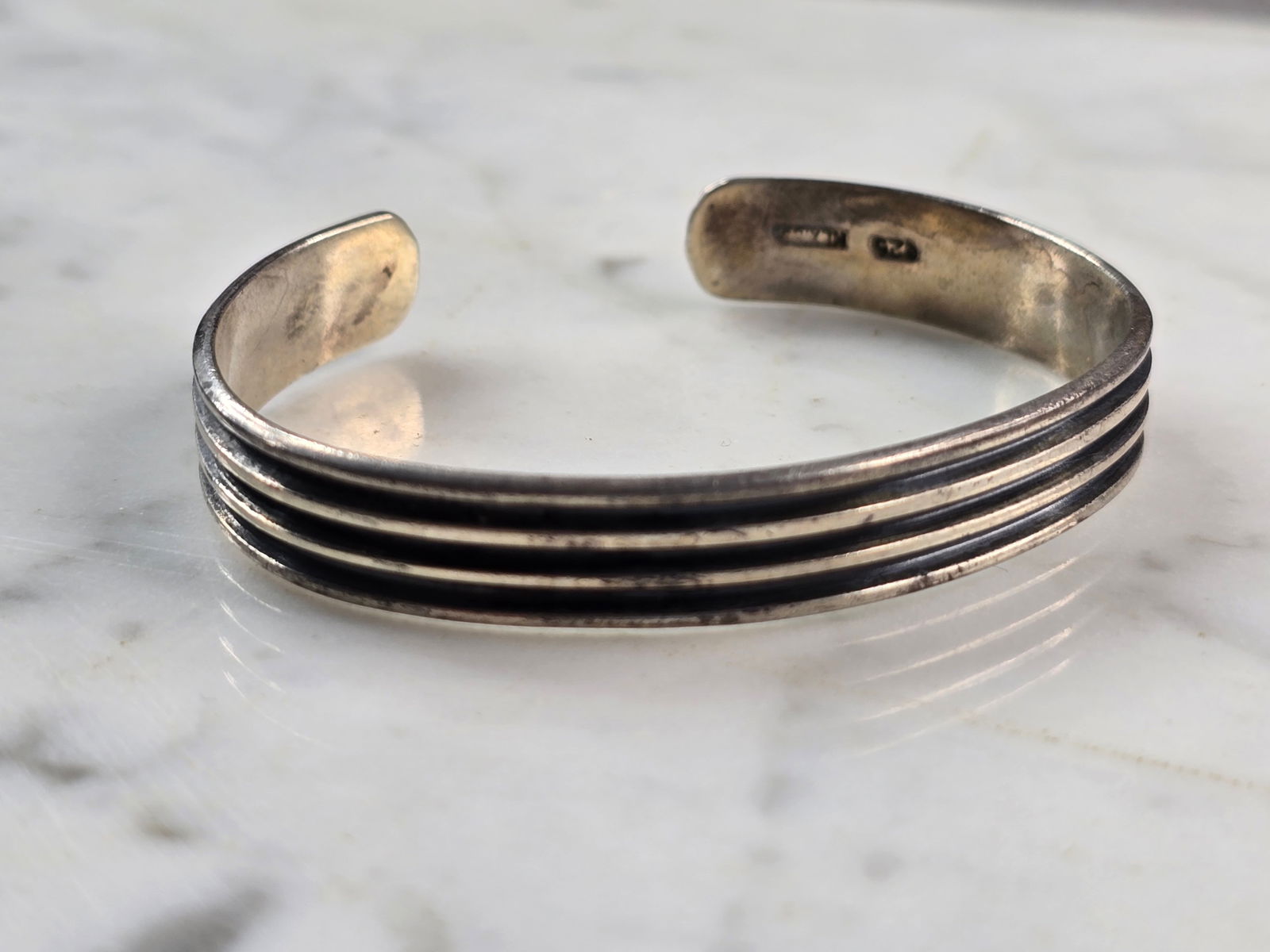 Womens Vintage Sterling Silver Modernist Cuff Bracelet: FOR SALE IS A LOVELY VINTAGE ESTATE STERLING SILVER MODERNIST CUFF BRACELET, THAT WEIGHS 15.9g. THE BRACELET MEASURES 3/8" WIDE, WITH A TOTAL INNER CIRCUMFERENCE OF 5 1/4". ANY QUESTIONS PLEASE DO NOT