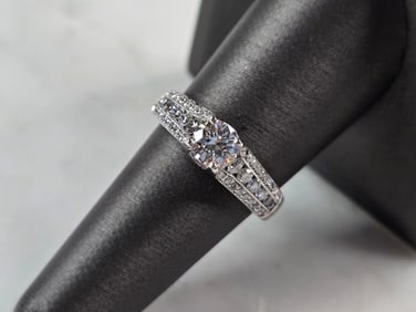 Exquisite Womens 14k White Gold Diamond Engagement Ring